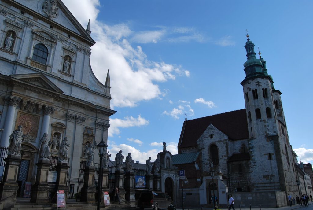 Barockkyrkan St. Petri och Pauli till vänster och romanska kyrkan St. Andreas till höger