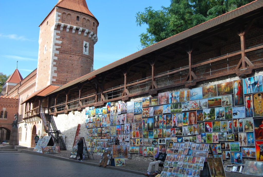 Den medeltida bevarade muren och tornen, precis vid Floriansporten. Längs muren finns en utsställning av målningar att köpa