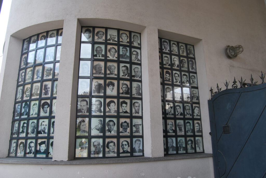 Fönstret i fabriken med bilder på de räddade